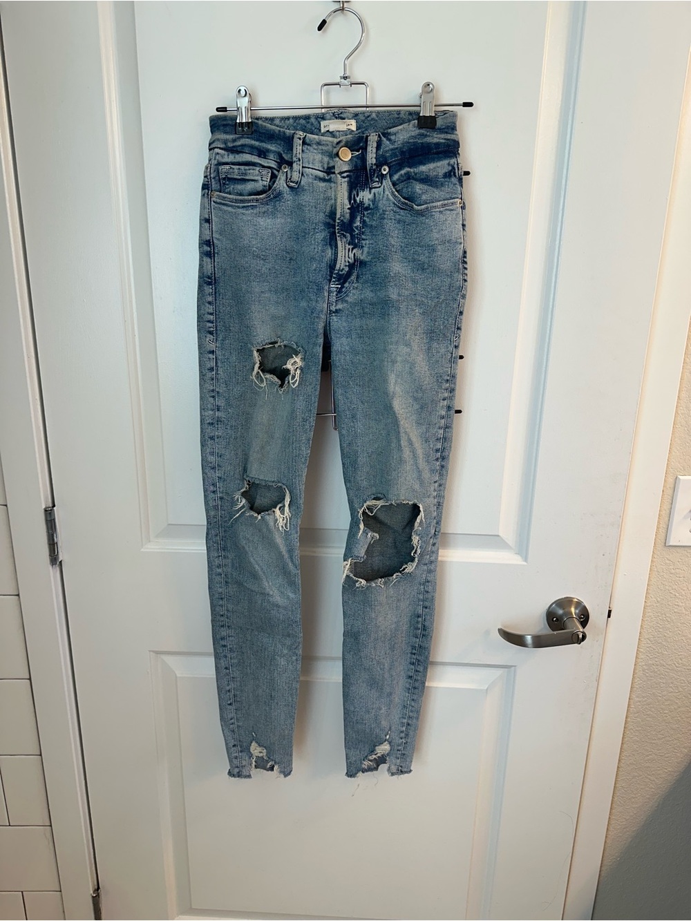 Good American Distressed Skinny Jeans - Indigo Blue Wash